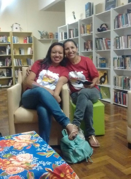 As educadoras Rafaele Siqueira e Neusa Dias vestindo a camiseta do Redes de Leitura.