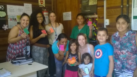 A Biblioteca Comunitária do Arquipélago distribuiu poemas para as mulheres que trabalham no Centro de Referencia em Assistência Social (CRAS) Região Ilhas.