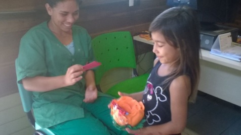A pequena Diully distribuindo poemas às mulheres do CRAS Ilhas.