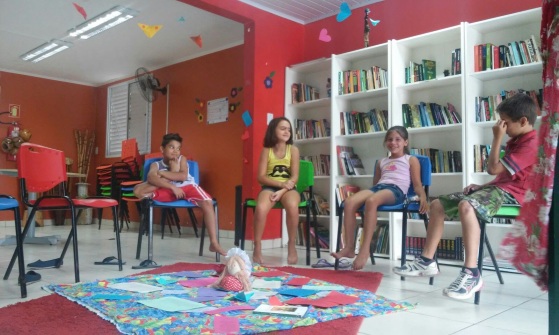 As crianças e adolescentes que frequentam a Biblioteca Comunitária Chocolatão decoraram o espaço: pura criatividade e sensibilização!