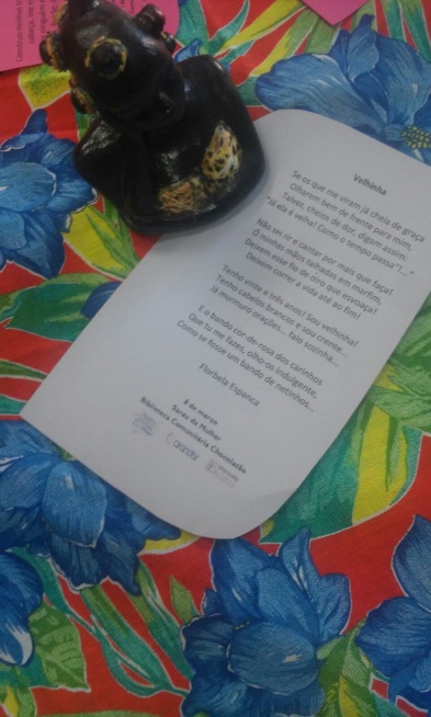 Poemas especiais preparados para as mulheres da Vila Nova Chocolatão.