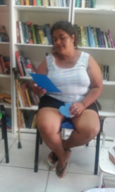 Simone, moradora e leitora da comunidade, descobrindo os poemas de mulheres!