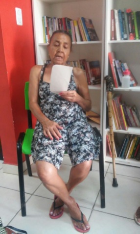 Tia Lena, moradora e leitora da comunidade também declamou poemas!