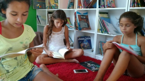 As leitoras, Erika, Zilá e Ketlen escolhendo os poemas para o sarau.
