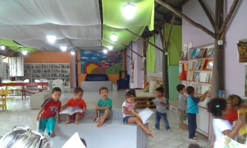 Depois de ouvirem as histórias, as crianças da EEI Vila Mapa II desfrutam do espaço aconchegante da biblioteca e dos livros infantis.